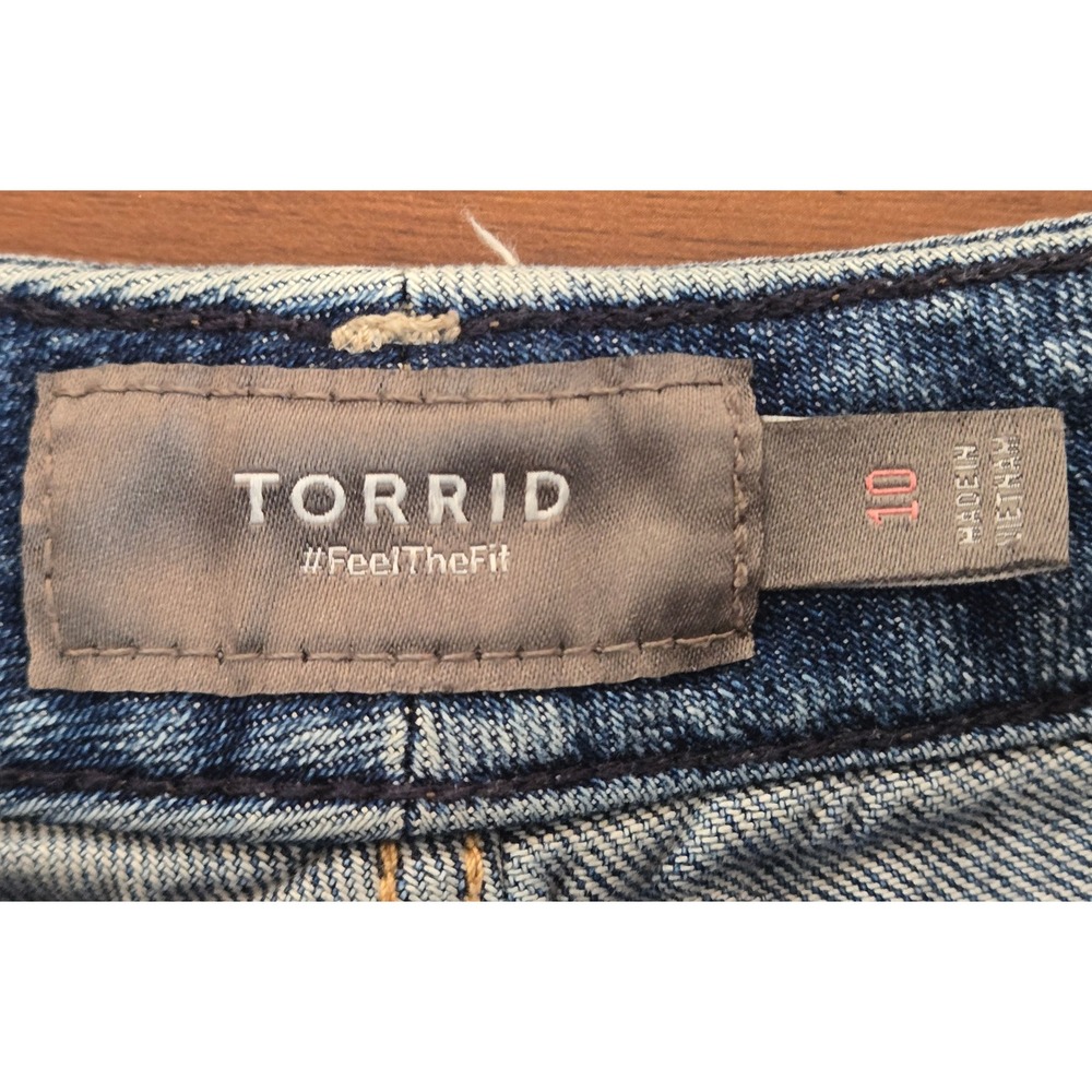 Torrid Perfect Fit Distressed Denim Shorts Medium Wash Frayed Hem 17223325 Sz 10 - Picture 6 of 8
